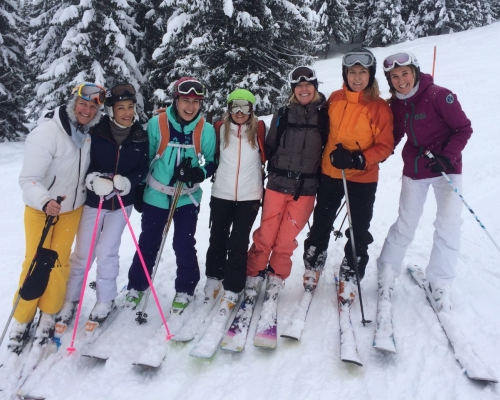 happy-women-mountains-femmes-ski-montagne-clusaz-copines-nature-skieuses