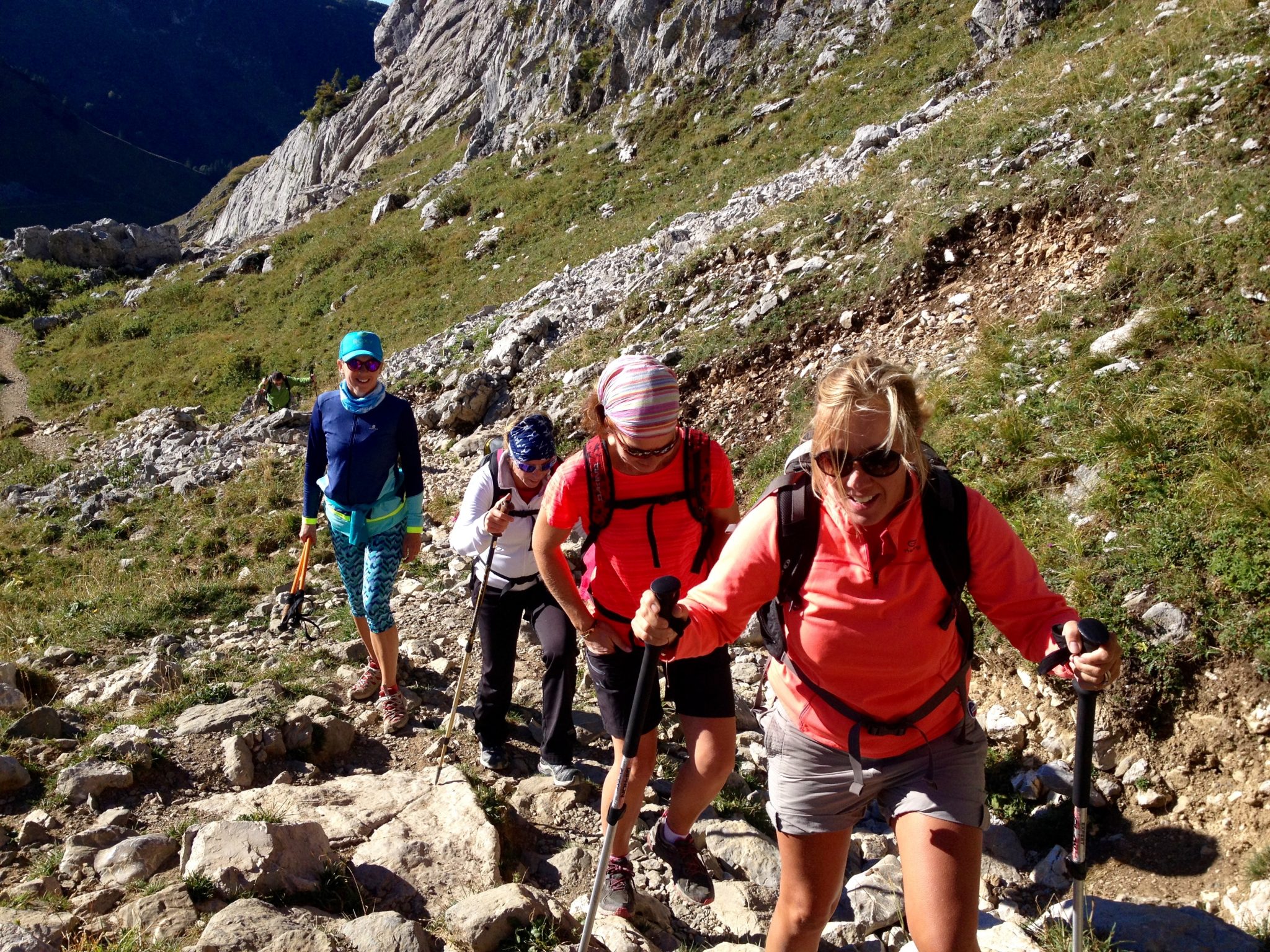 happy-women-mountains-montagne-femmes-aravis