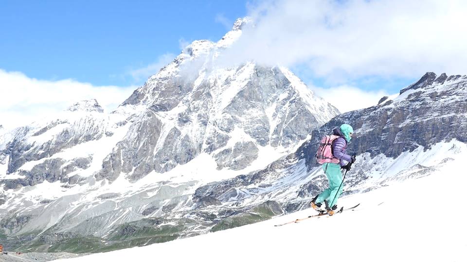 happy-women-mountains-montagne-breuol-cervinia-snowboard-neige-randonnée