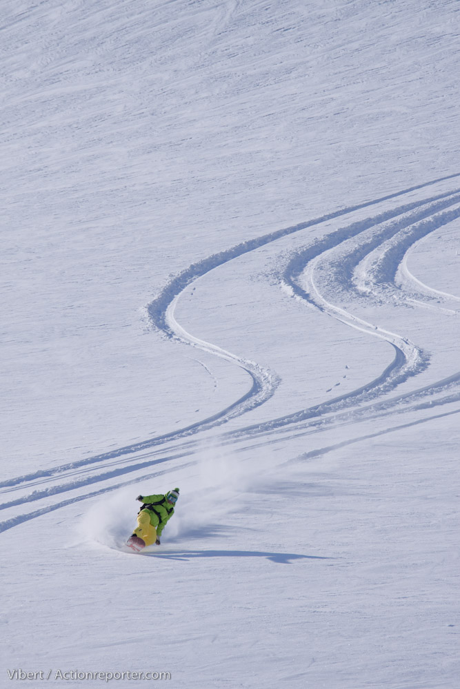 happy-women-mountains-colombie-britannique-snowboard-femme-neige