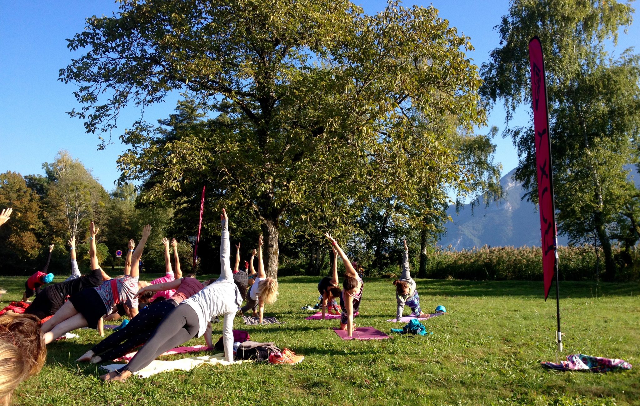 happy-women-in-the-mountains-roxy-fitness-SUP-running