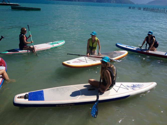 happy-women-in-the-mountains-roxy-fitness-SUP-running-yoga