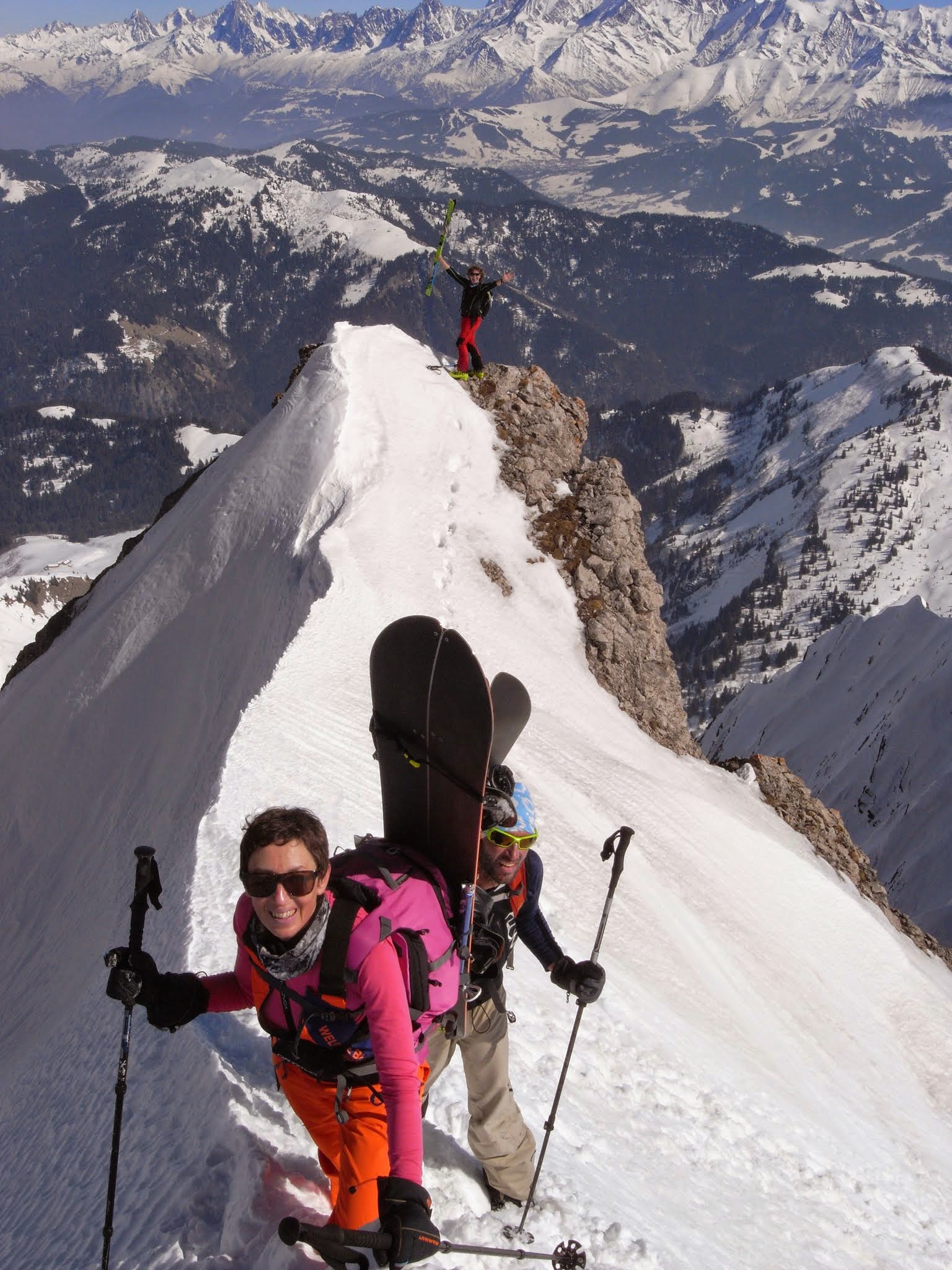 happy-women-mountains-femlme-montagne-neige-split-board