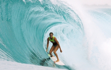 happy-women-in-the-mountains-athlète-femme-championne-surf-roxy