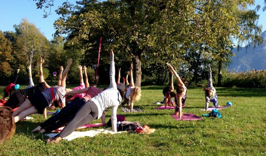 Yoga sur les rives du lac d'Annecy avec l'associations snowflike.