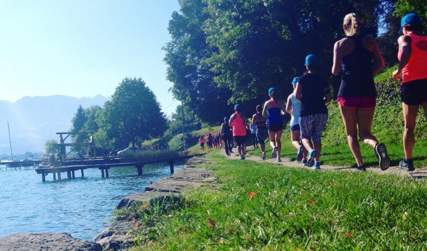 happy-women-mountains-femmes-lac-montagne-copines-nature-plaisir