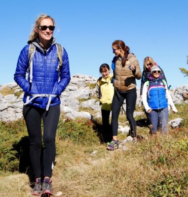 happy-women-mountains-femmes-randonnée-montagne-parmelan-copines-nature-randonneuses