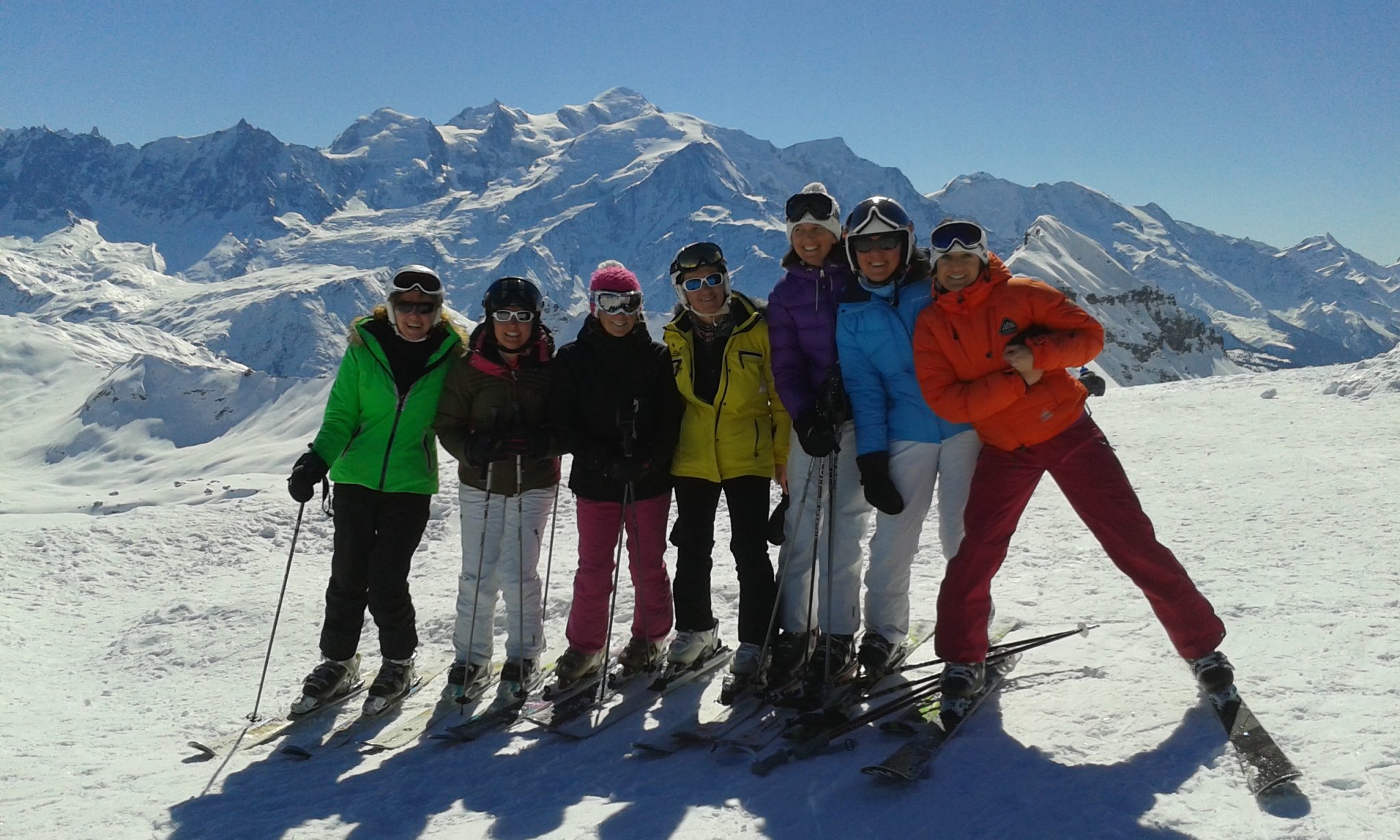 happy-women-mountains-randonnée-amies