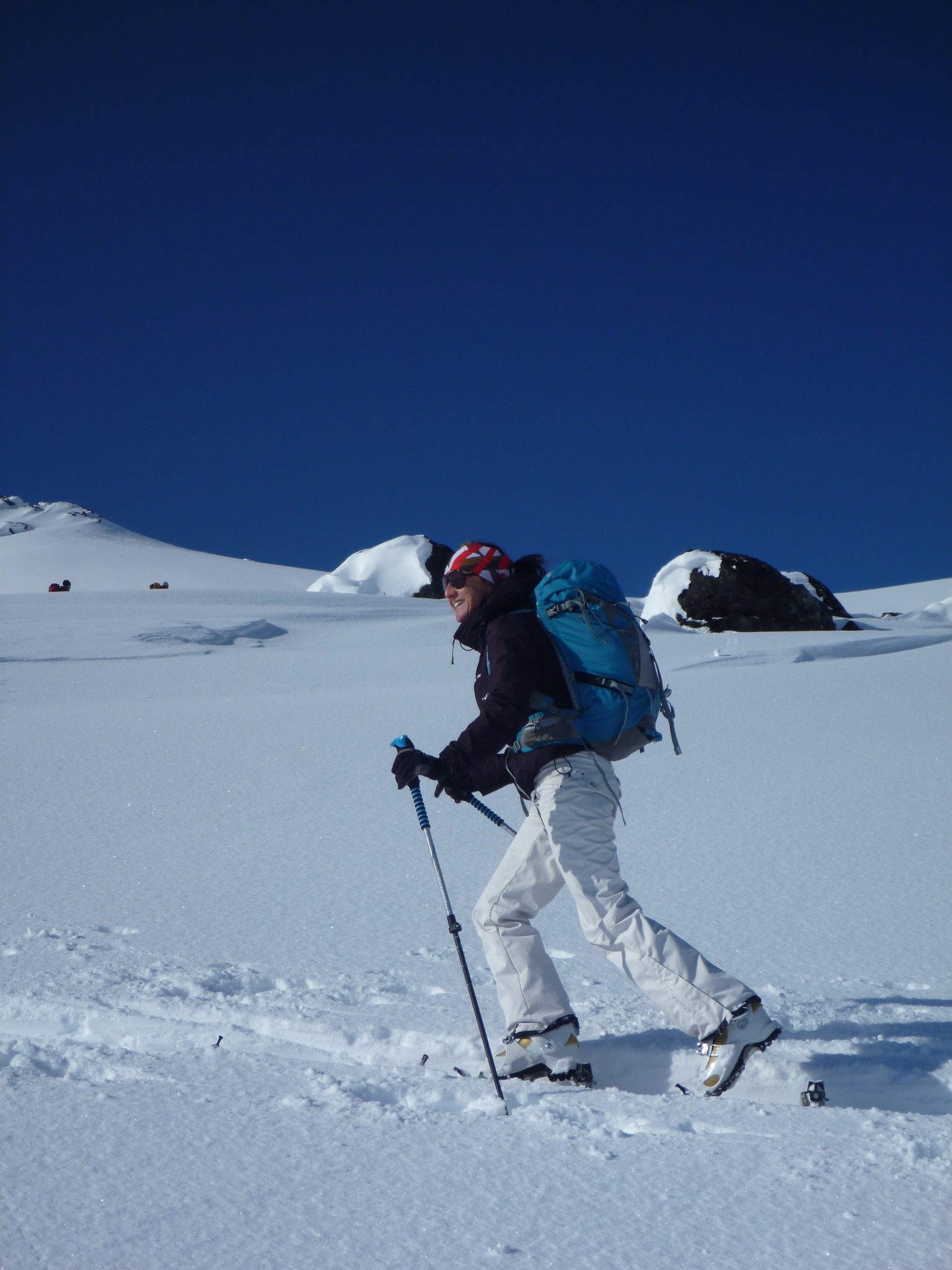 happy-women-mountains-femme-montagne-neige