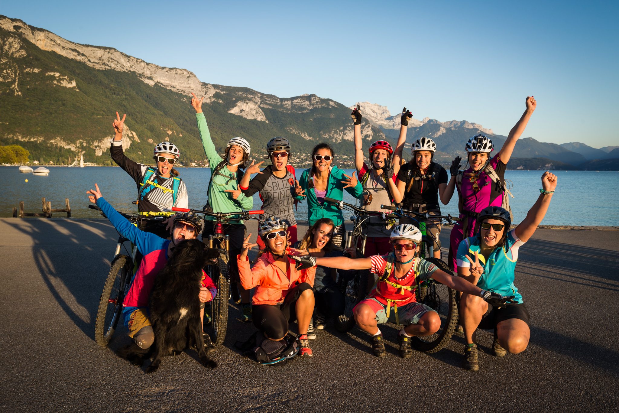 happy-women-mountains-femmes-montagne-vélo