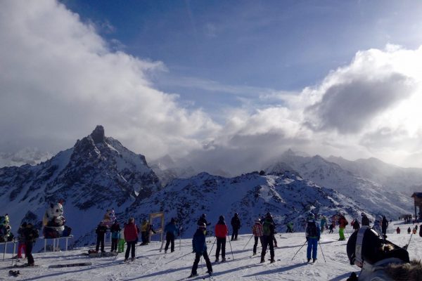 happy-women-mountains-montages-femmes-ski