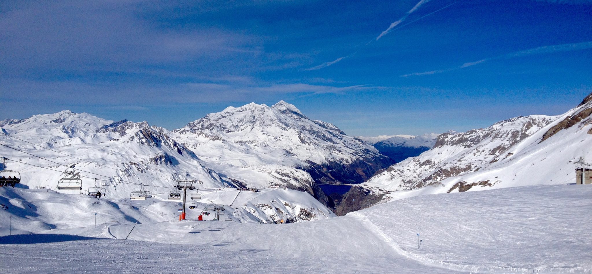 happy-women-mountain-montagne-station-skieuse-neige