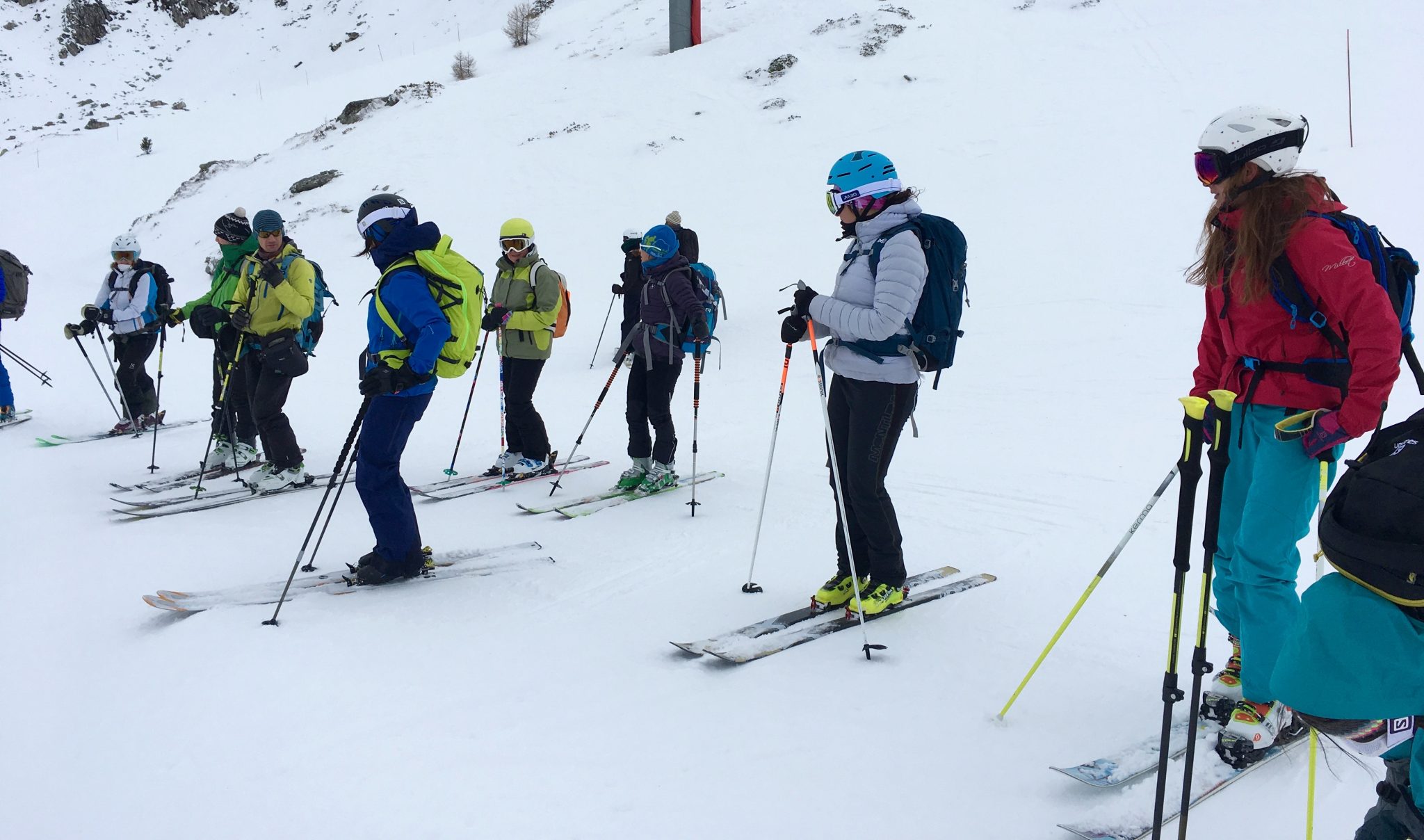 happy-women-mountains-montangne-neige-les-arcs