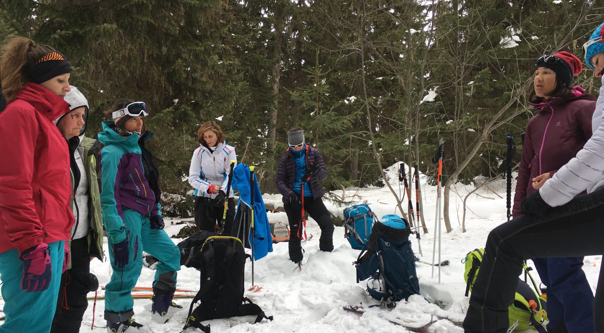 happy-women-mountains-montangne-neige-les-arcs