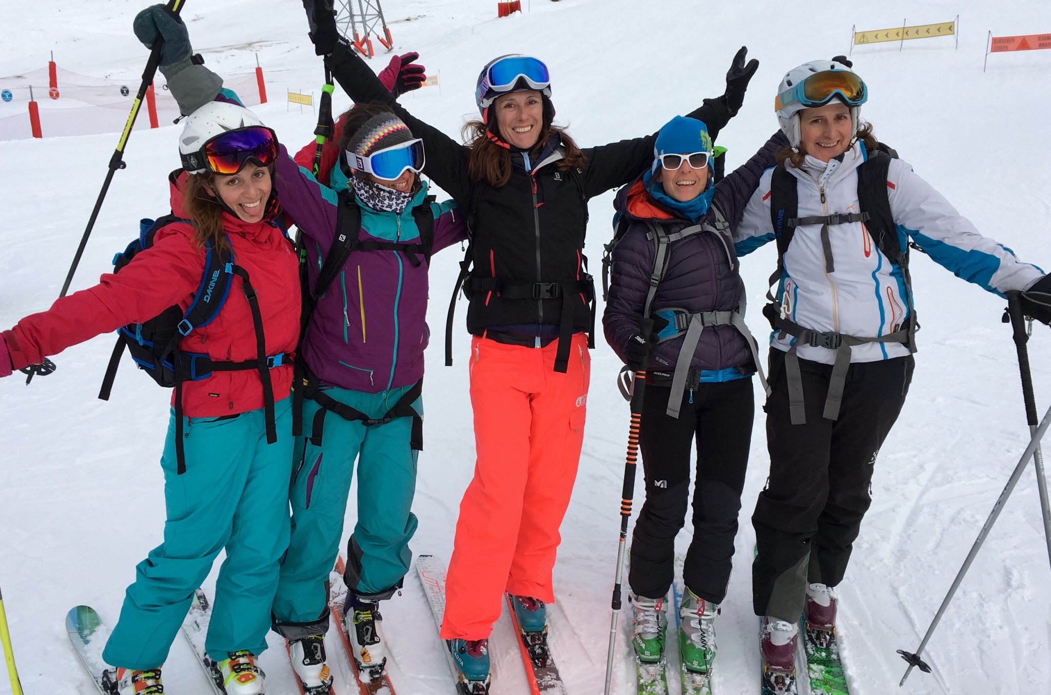 happy-women-mountains-montangne-neige-les-arcs