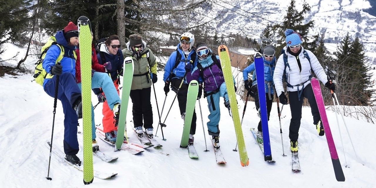 happy-women-mountains-montangne-neige-les-arcs