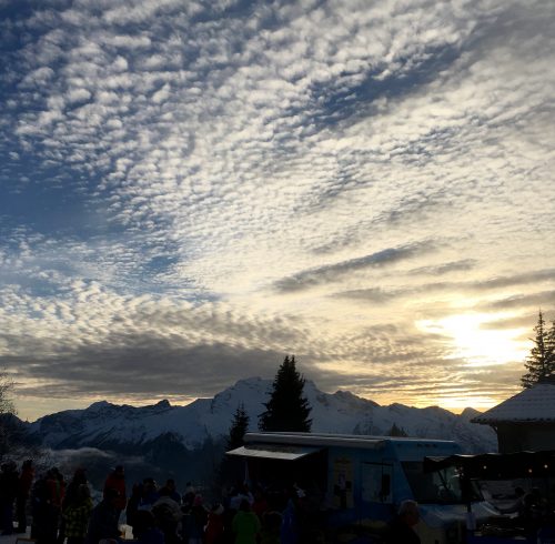 happy-women-mountains-compétition-ski-alpin-skieuse