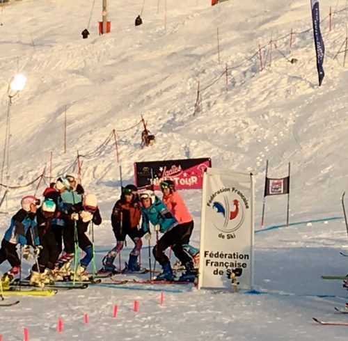 happy-women-mountains-compétition-ski-alpin-skieuse