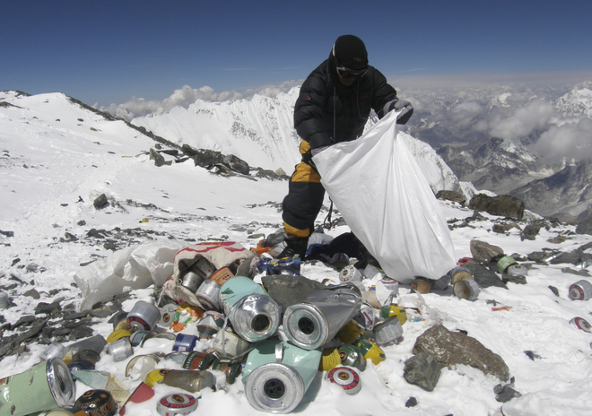 Ils nettoient l’Everest depuis un mois