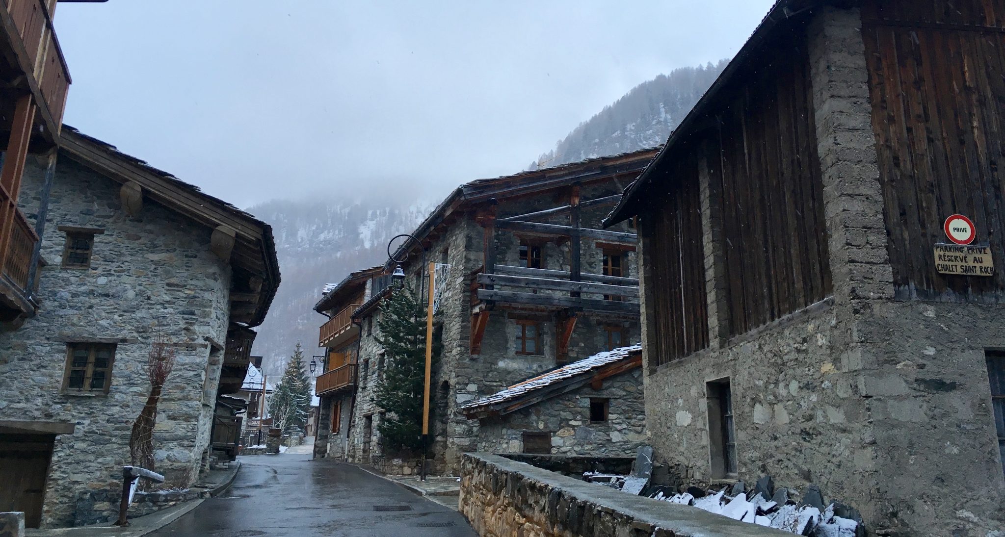 happy-women-mountains-stations-ski-skieuse-neige-montagne