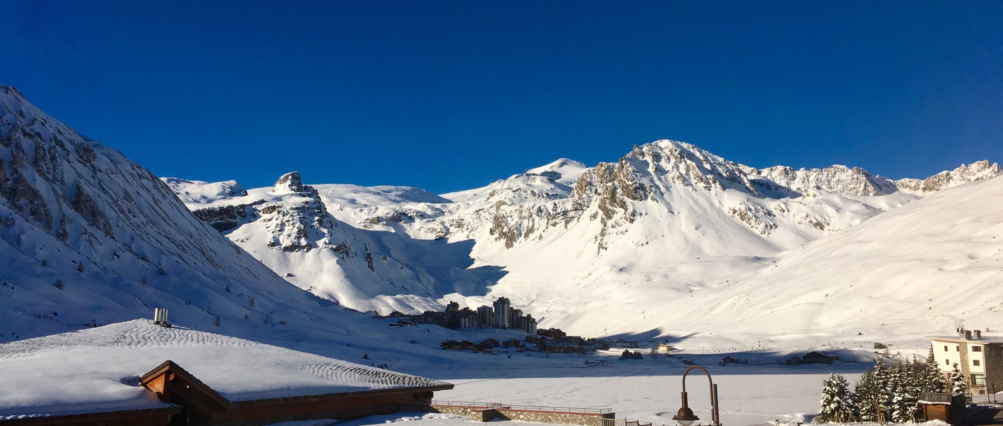 happy-women-mountains-stations-ski-skieuse-neige-montagne