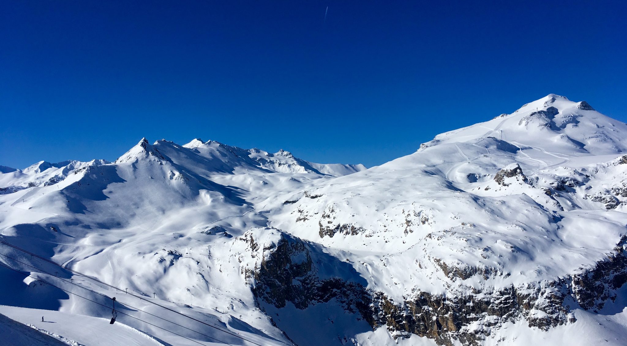 happy-women-mountains-stations-ski-skieuse-neige-montagne