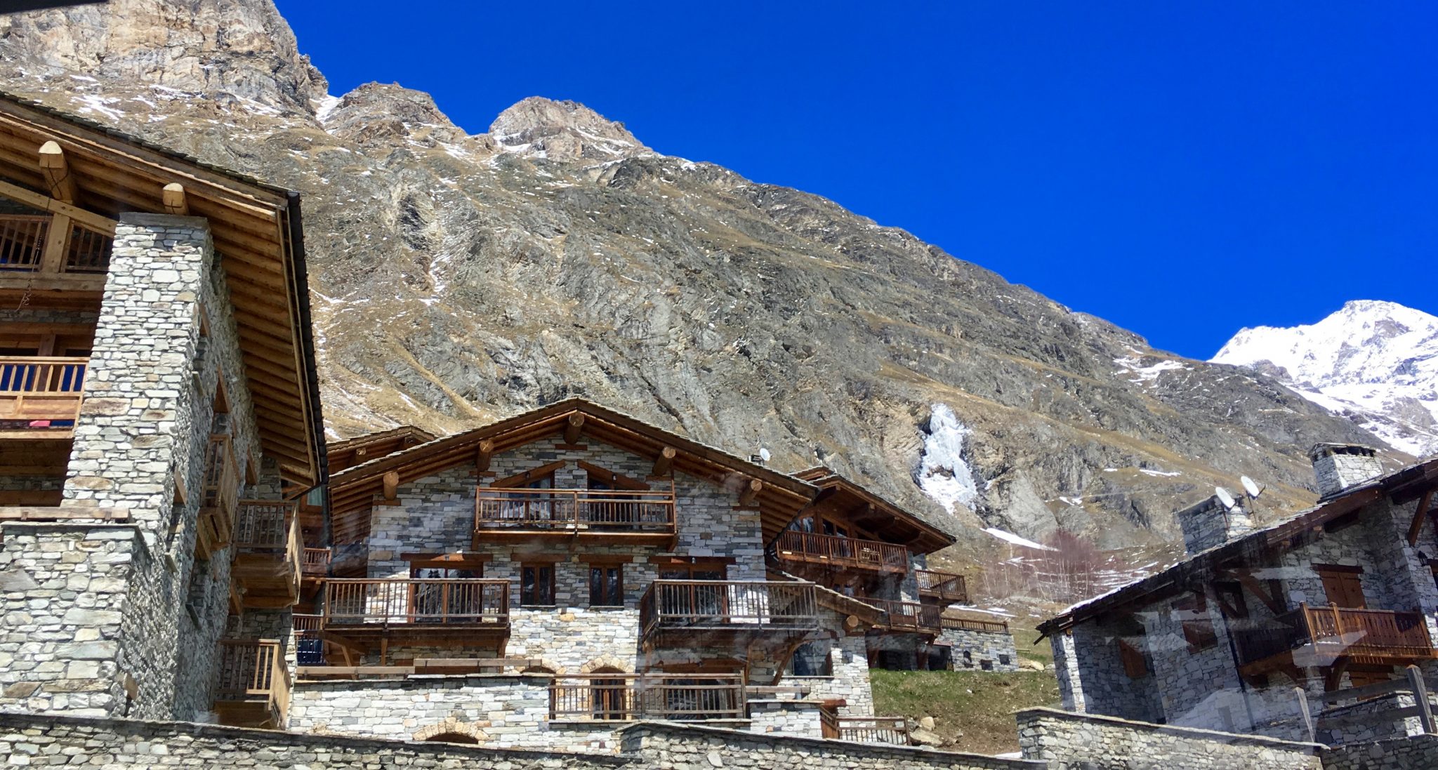 happy-women-mountains-stations-ski-skieuse-neige-montagne