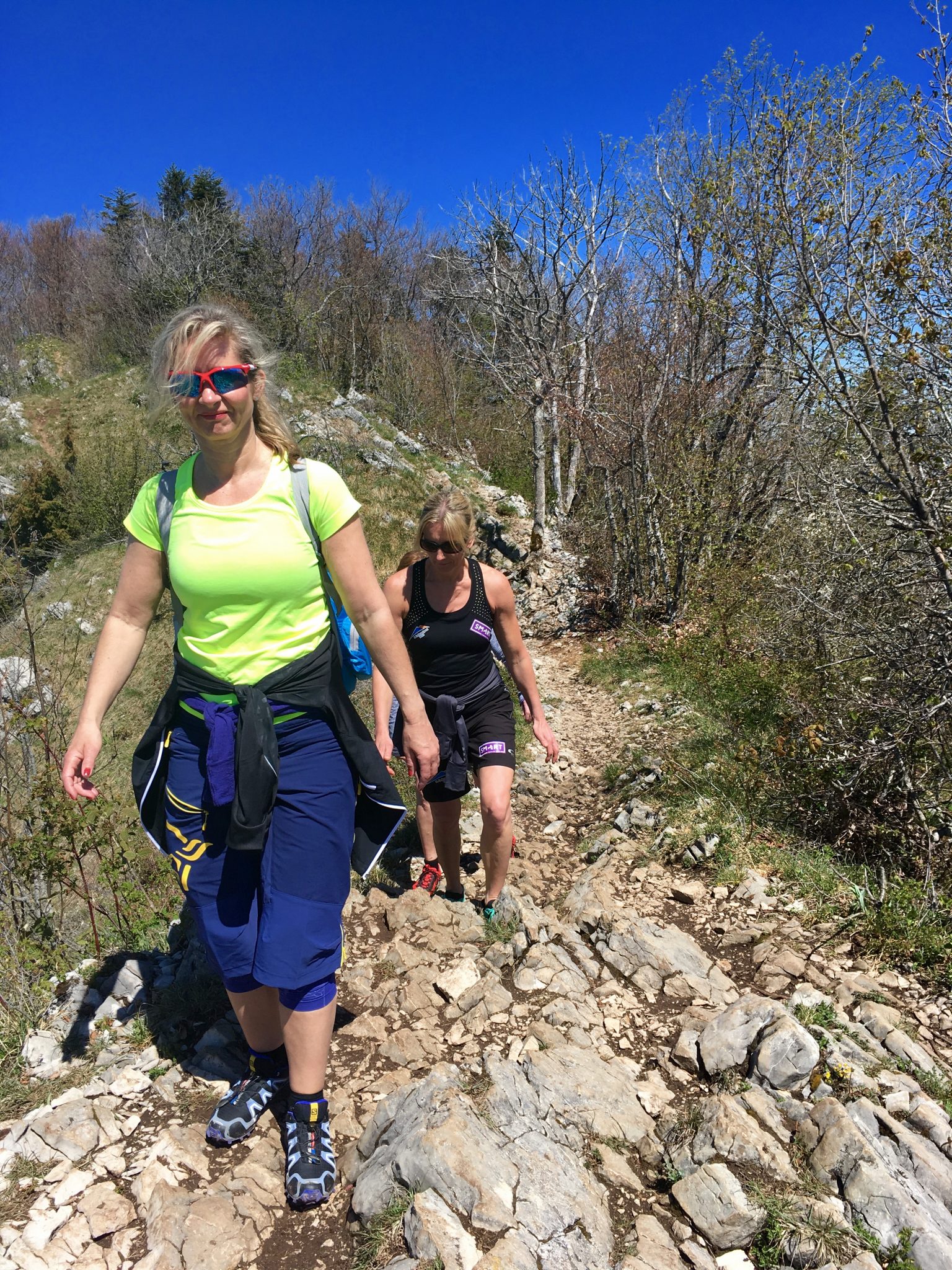 happy-women-mountains-femmes