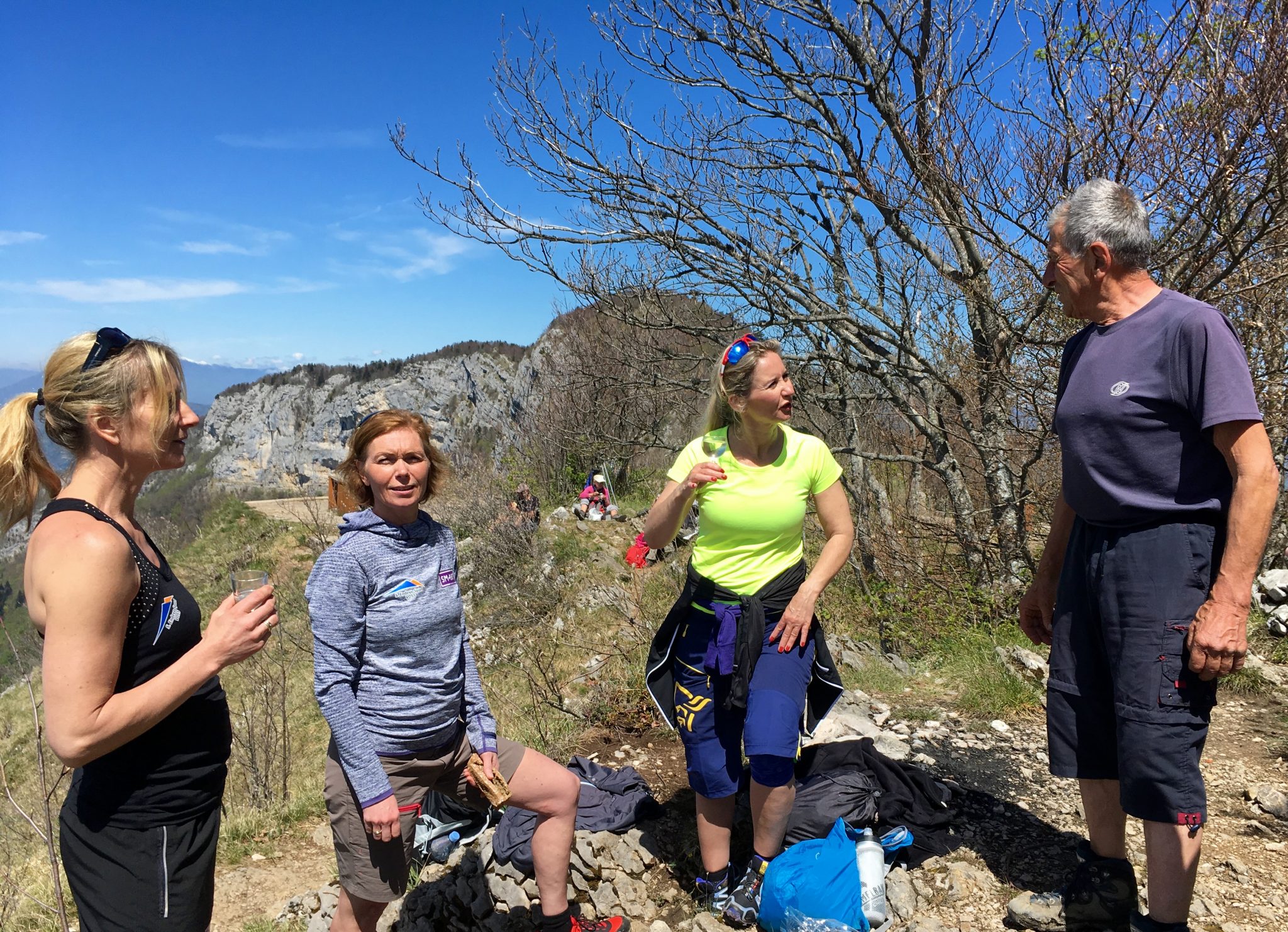 happy-women-mountains-femmes