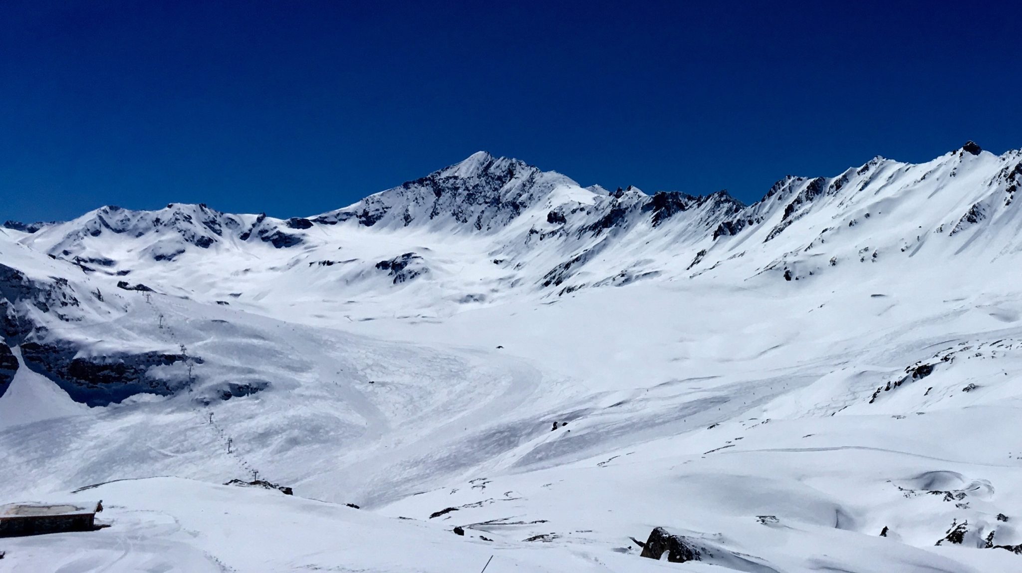 skieuse-montagne-femme-skier-essai-neige-polyvalent-tout-terriain-toute-neige-allmountain