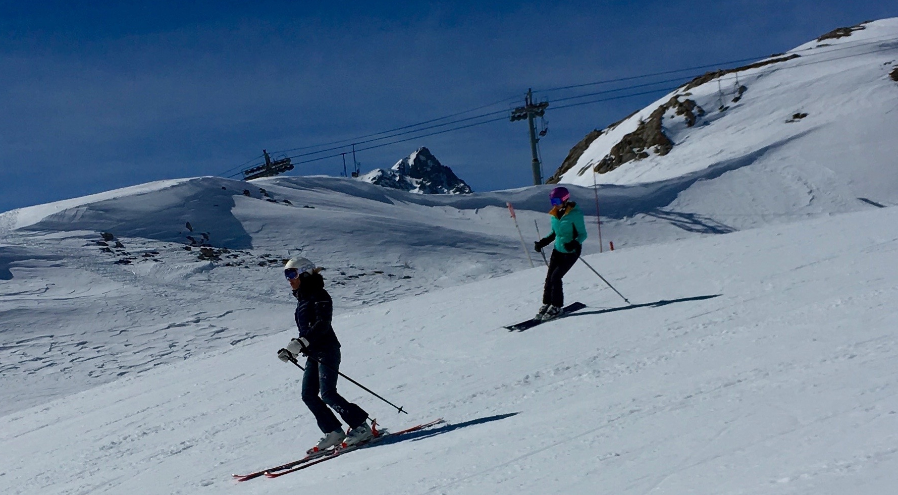 skis-femmes-piste-polyvaments-skieuses-montagne-alpin