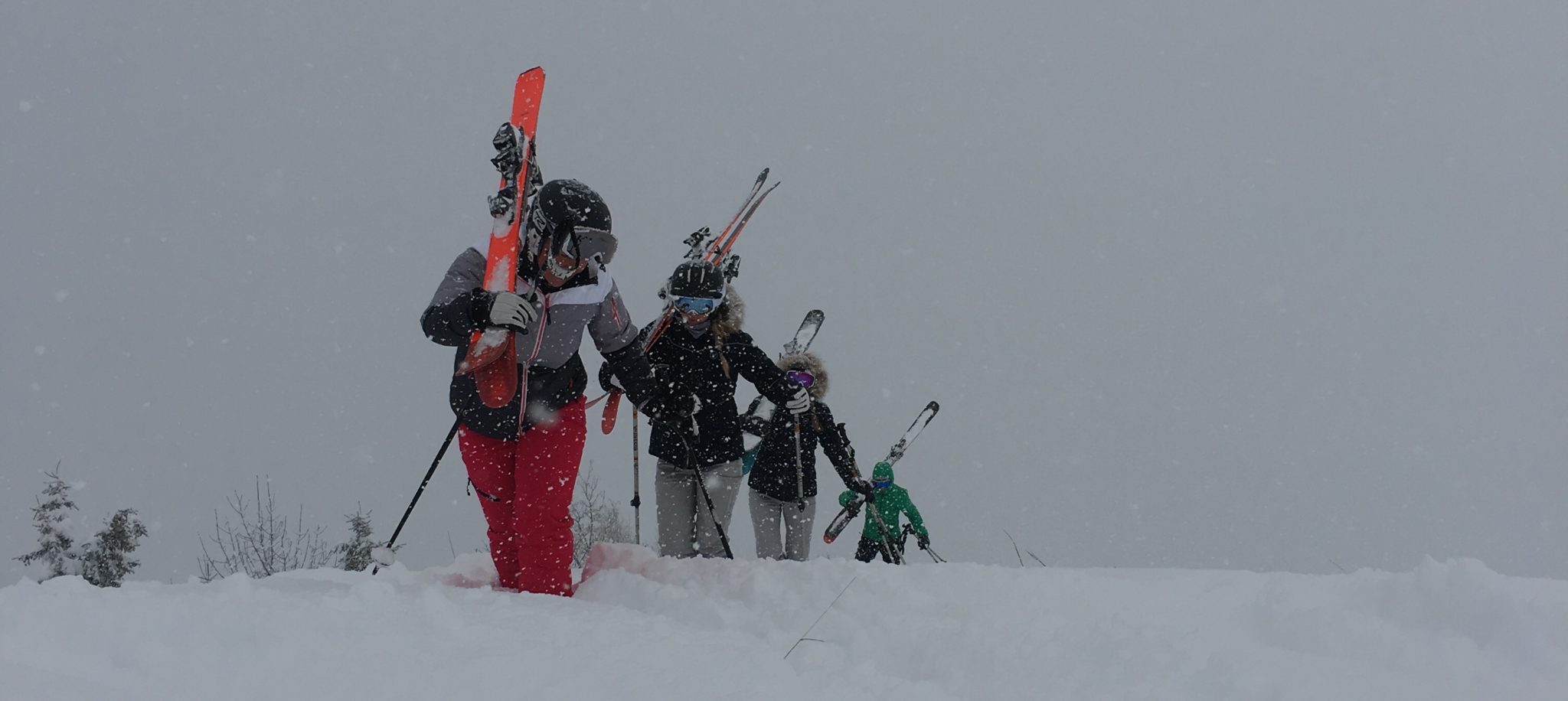 skis-femme-alpin-skieuse-montagne-poudreuse-essais-matériel-equipement