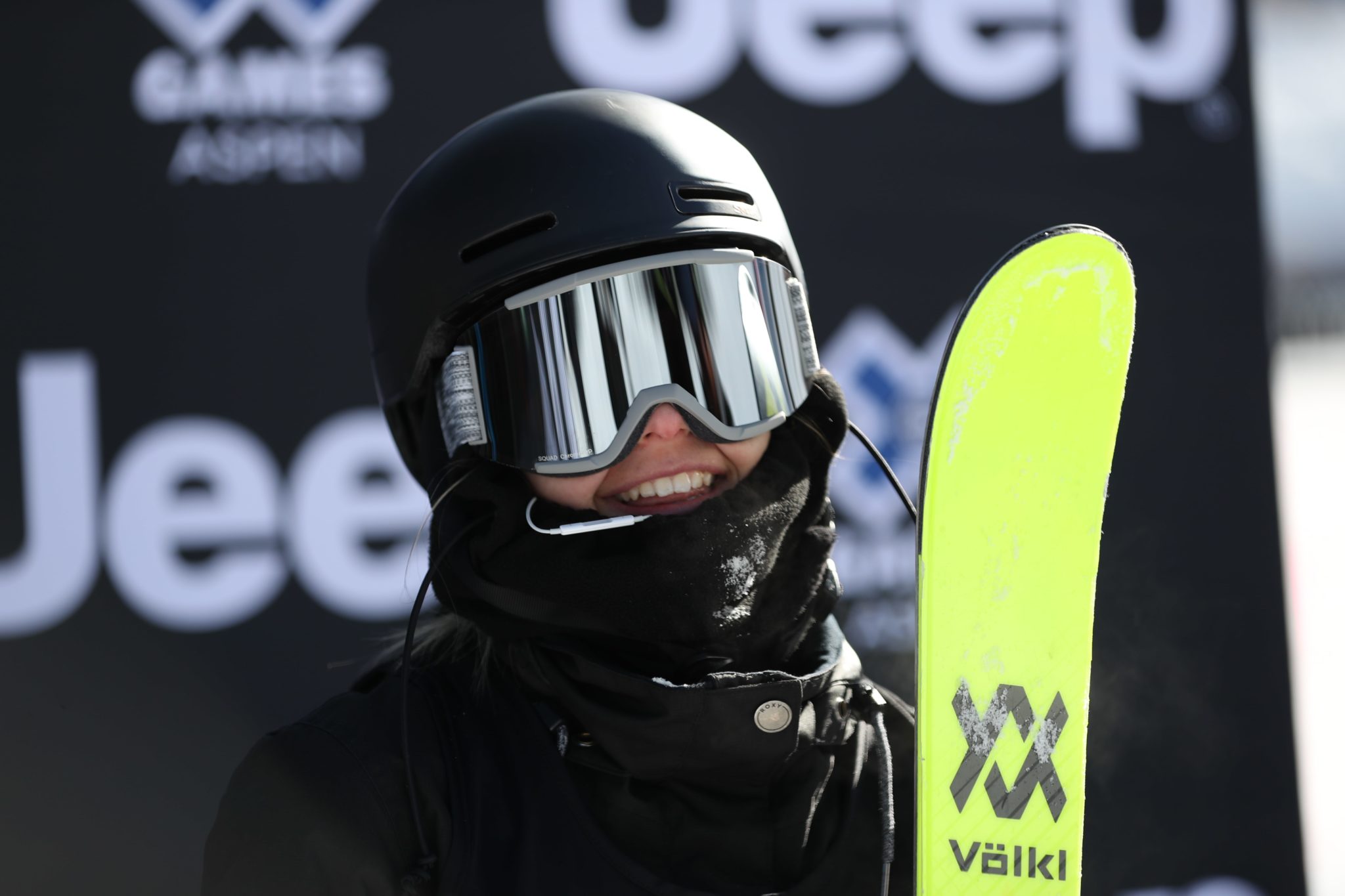 athlete-femme-skieuse-montagne-ski-competition