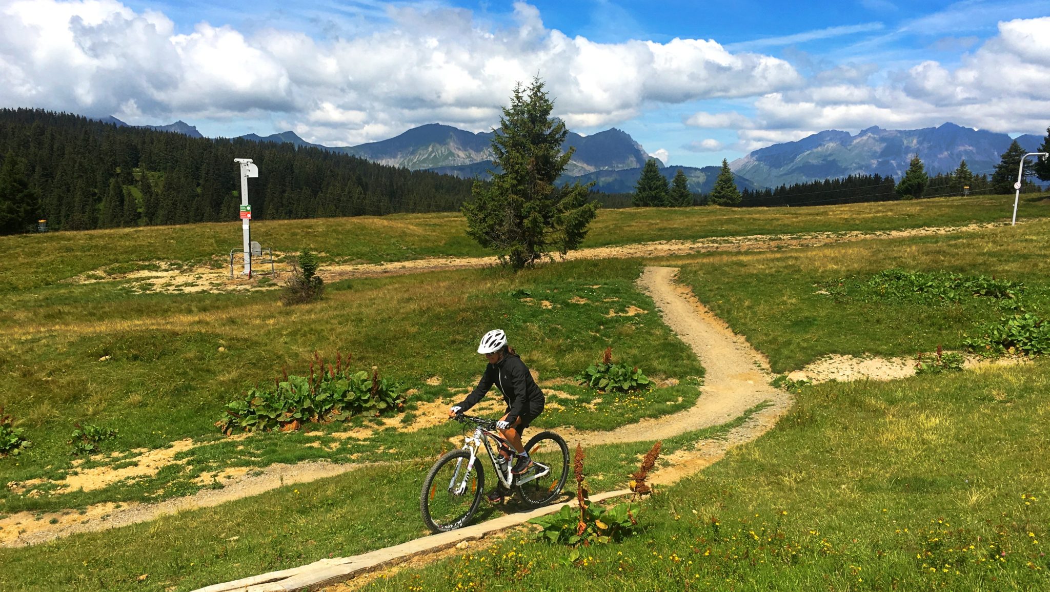 montagne-femme-vttiste-cycliste-rideuse-equipement-materiel-choix