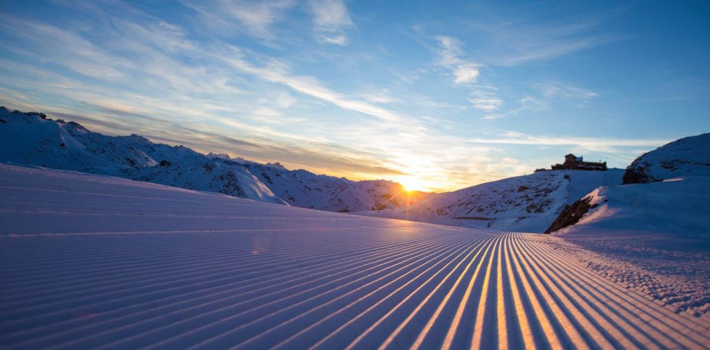 ski-skieuse-montagne-station-savoie-alpes-courchevel