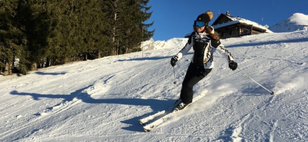 skieuse-intermediaire-débutante-progression-ski-accessible-facile-rassurant-montagne