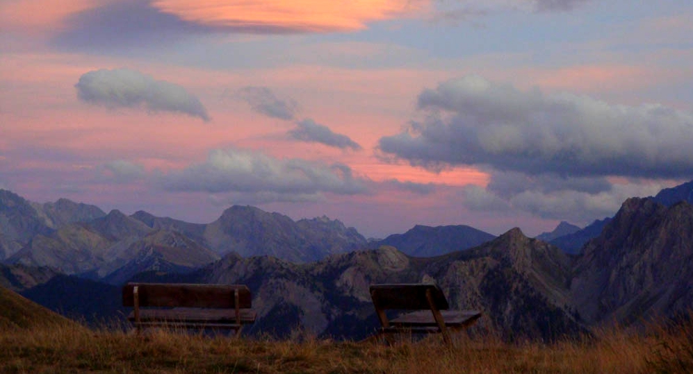 femmes-montagne-ete-detente-randonnee-bien_etre-decouverte-hautes-alpes-faune-flore-alpage-prairies-chalets-crepuscule