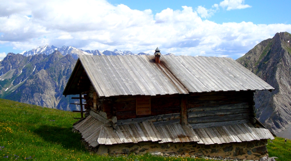 femmes-montagne-ete-detente-randonnee-bien_etre-decouverte-hautes-alpes-faune-flore-alpage-prairies-chalets