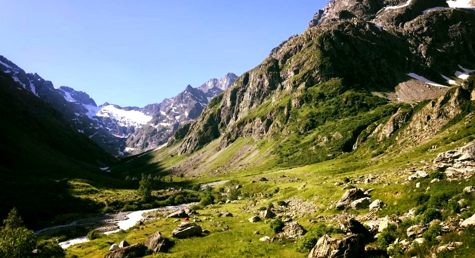 femmes-montagne-ete-detente-randonnee-bien_etre-decouverte-hautes-alpes-faune-flore-alpage-prairies-chalets