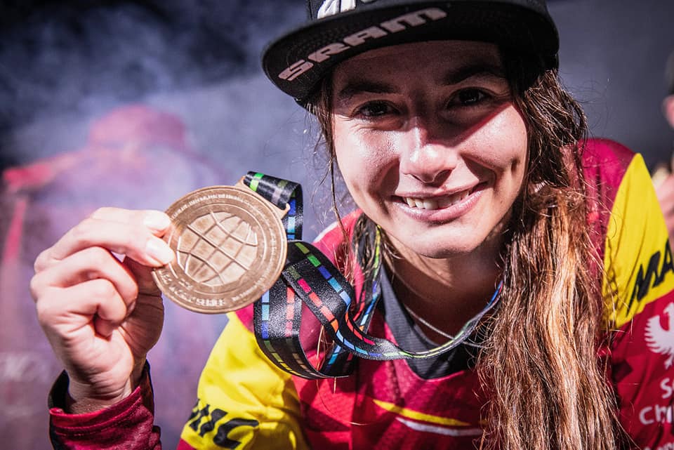 women-mountain-champion-isabeau-courdurier-vtt-enduro-world-champion-athlete-enduroworldseries2019