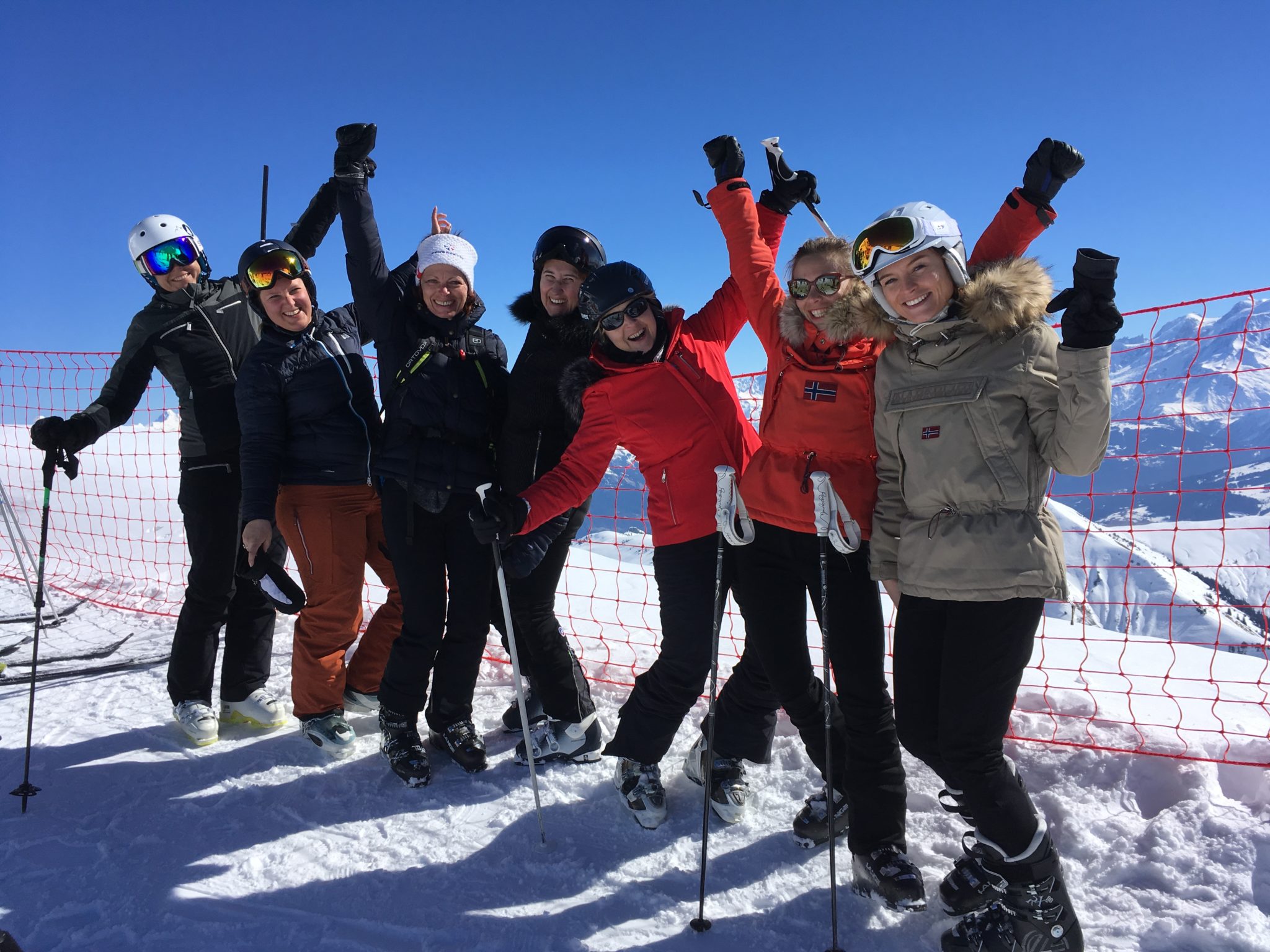 skieuses-evenement-femme-montagne-groupe_de_filles