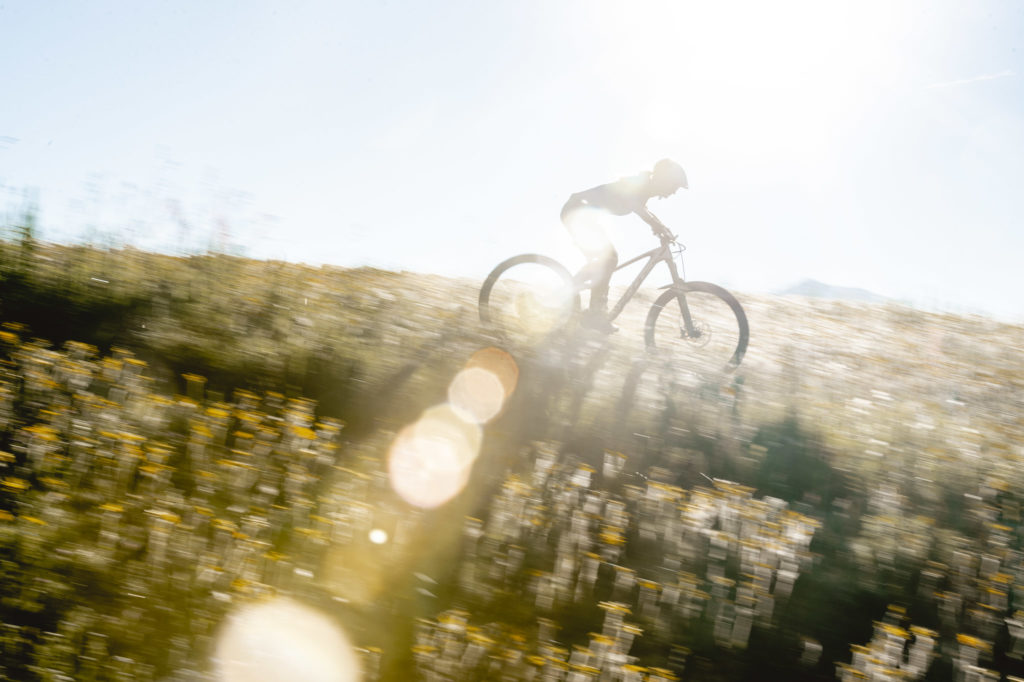 Pratique du VTT en montagne avec les vélos Scott Contessa destinés aux femmes.