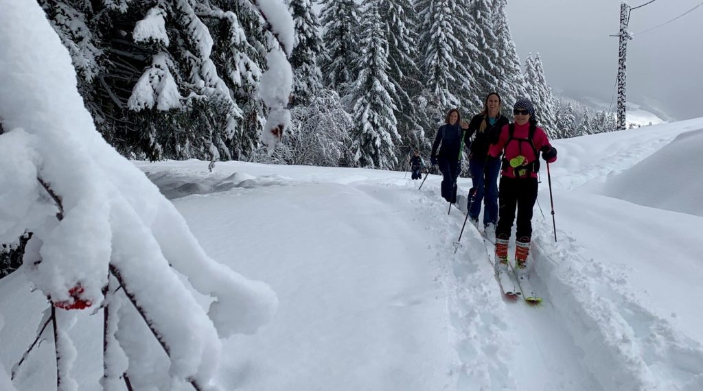 snowflike - groupe de femmes en ski de randonnee dans la poudreuse à La Clusaz