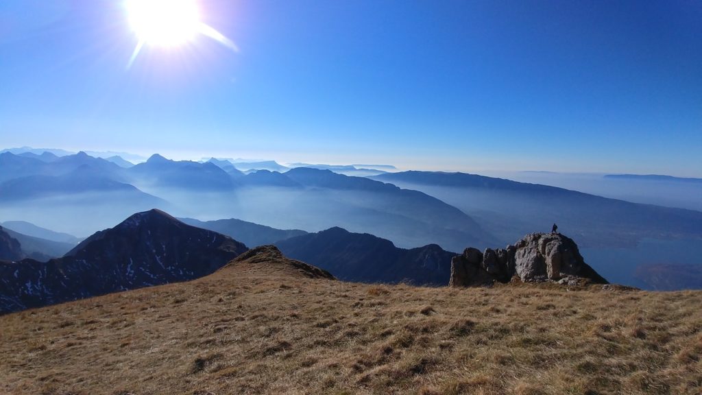 snowflike - happy women in the mountains - montagnes dans la brume un jour de randonnee