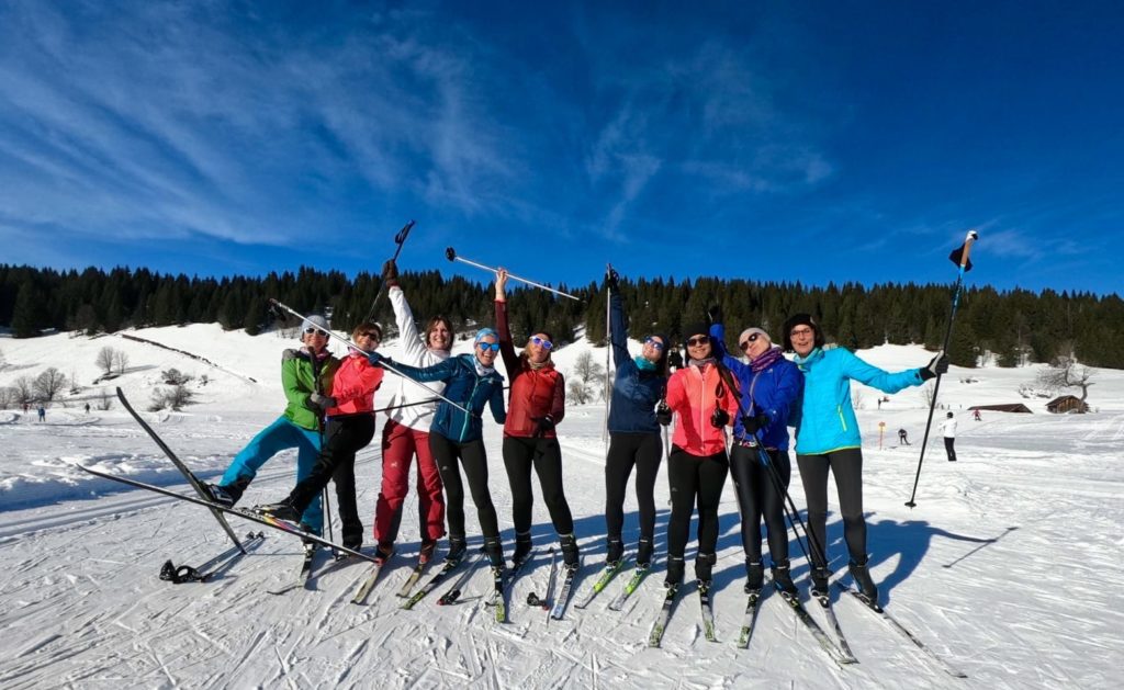 snowflike - groupe de femmes joyeuse qui prennent la pause en ski de fond sur le plateau des Confins à La Clusaz