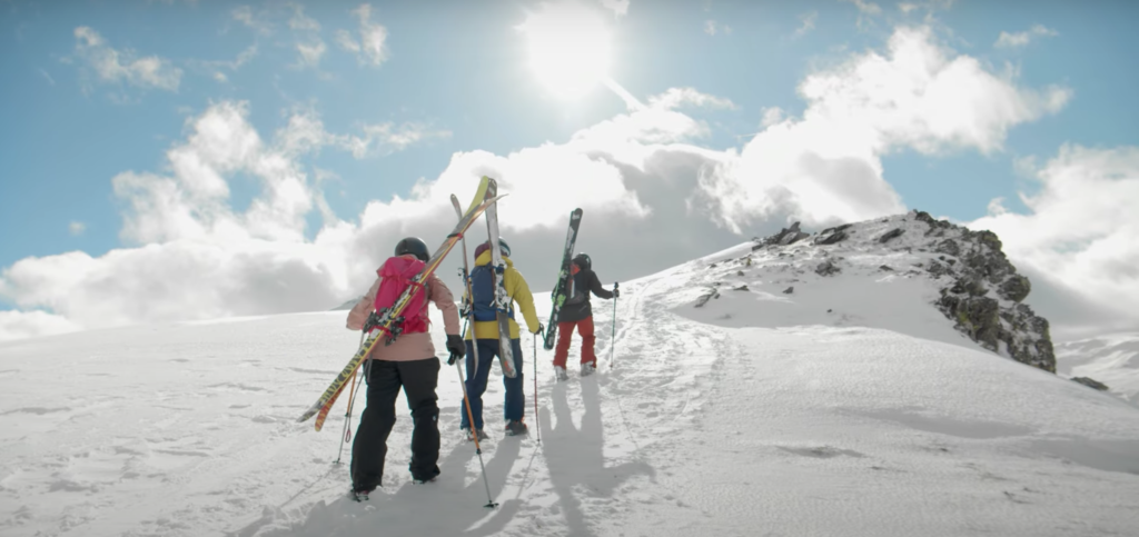 snowflike - groupe de skieuses qui remontent à pieds en ski de randonnée, image issue du film Skivas.