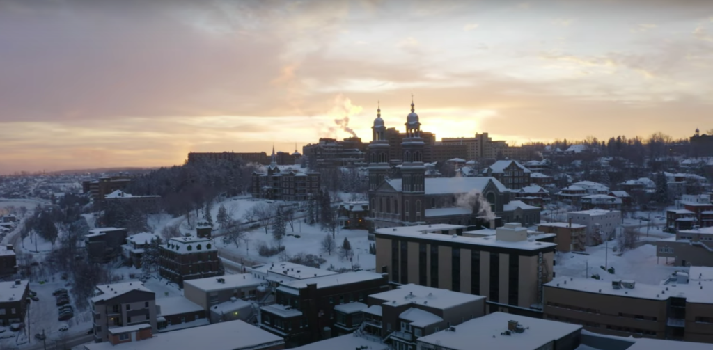 snowflike- coucher de solei sur la ville de Chicoutimi au Québec. image issue du film Skivas.