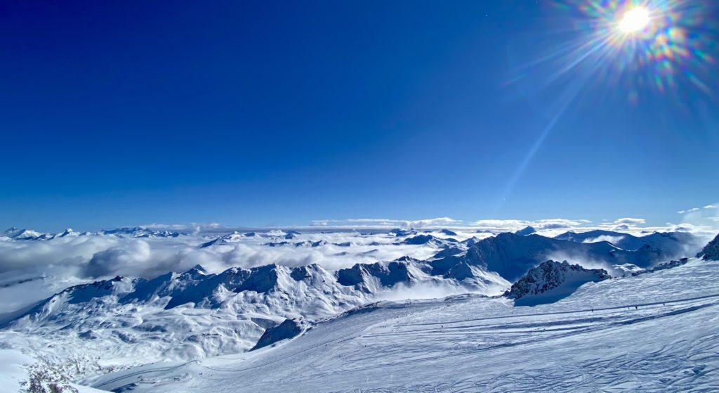 Neiges éternelles des Alpes du Sud vues du sommet du glacier de la Grande Motte, à Tignes.