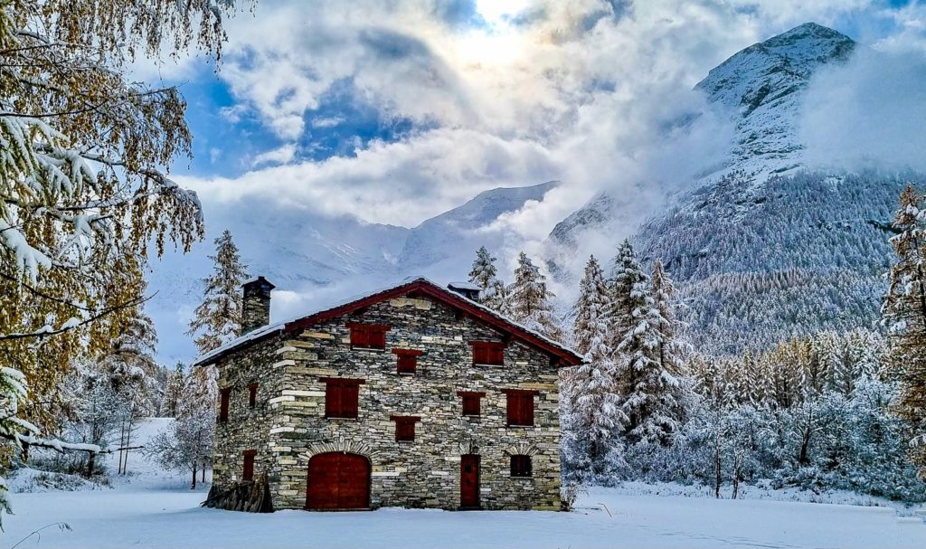 Chalet de pierres dans la vallée de Bessans enneigée, novembre 2021.