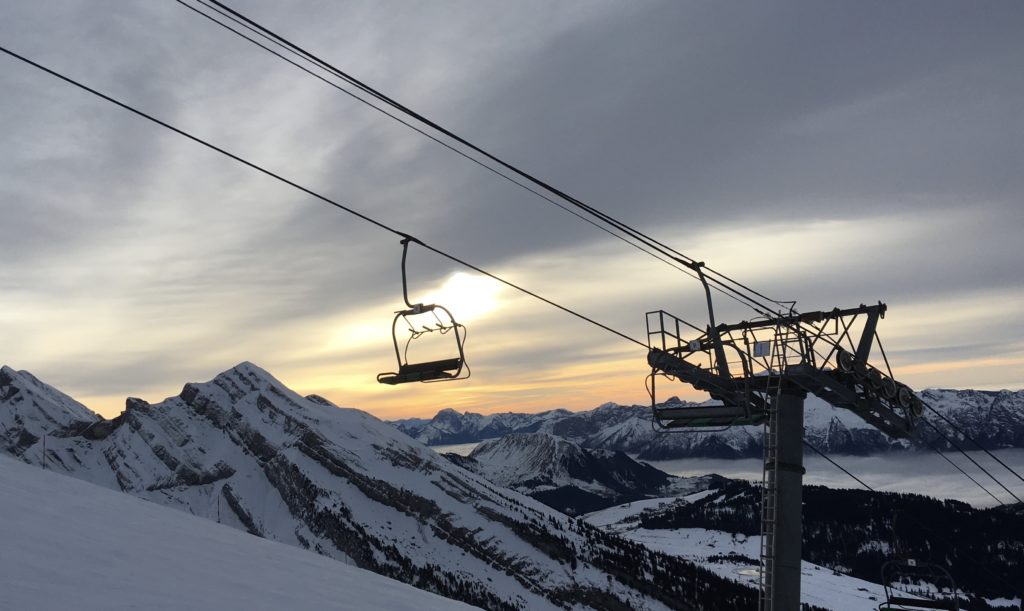 Dernière piste avant la tombée du jour à l'Aiguille à La Clusaz.